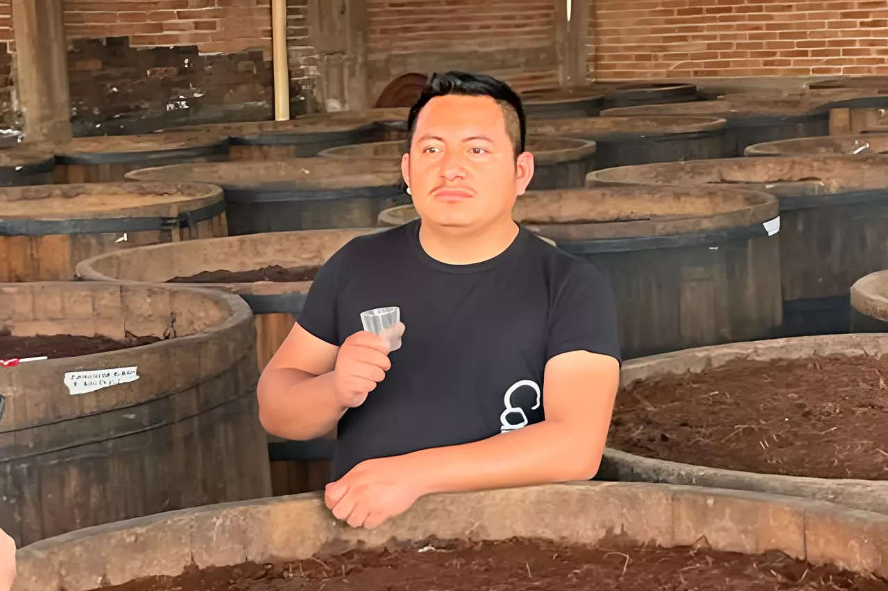 Maestro-mezcalero-miguel